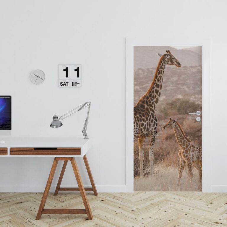 adesivo per porta giraffa nella savana